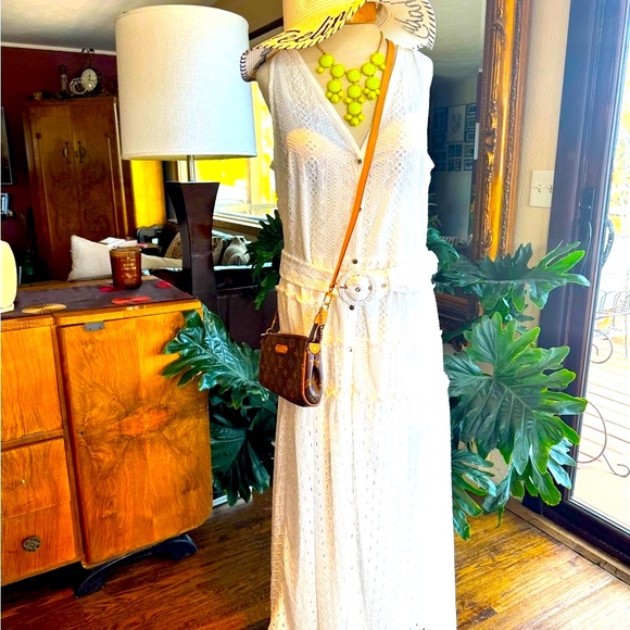 White House Black Market Dresses & Skirts - NWOT❗️Elegant White House/Black Market White Lace eyelet dress.